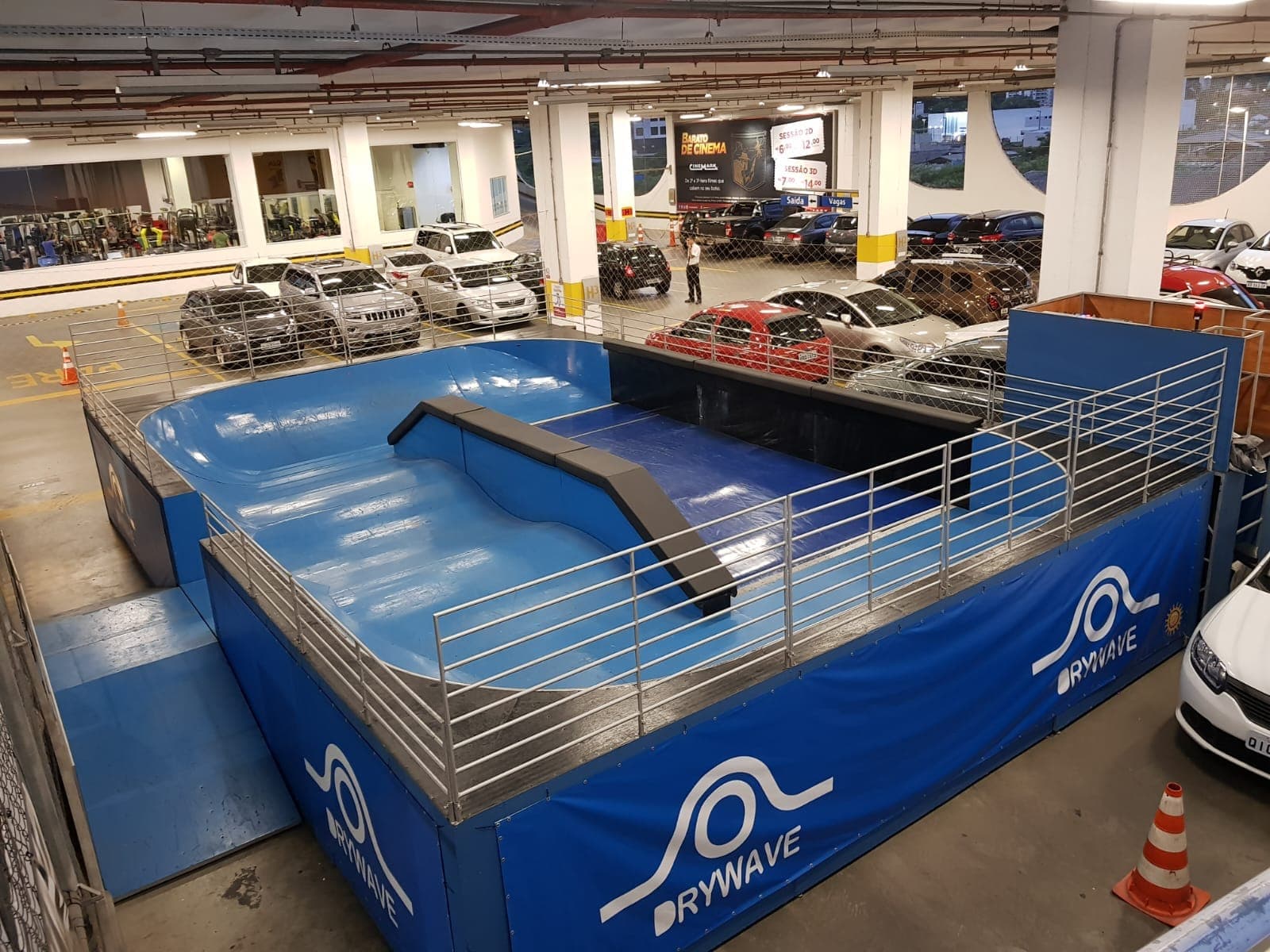Pista Dry Wave instalada em shopping � onda em superfície sólida