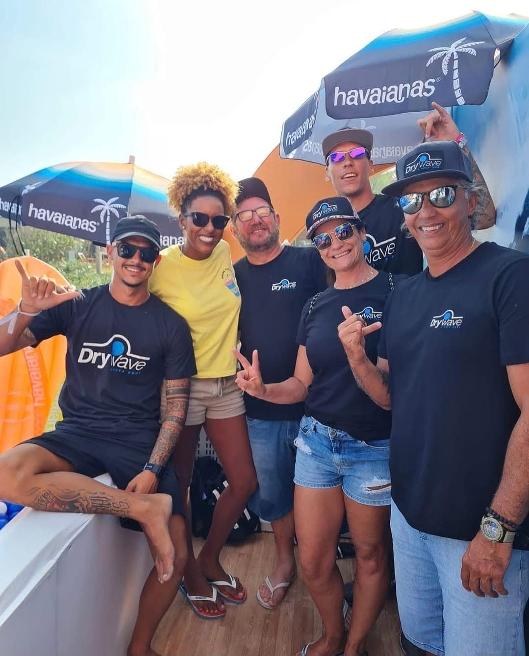 Time Dry Wave e Havaianas no estande do WSL Rio Pro 2024
